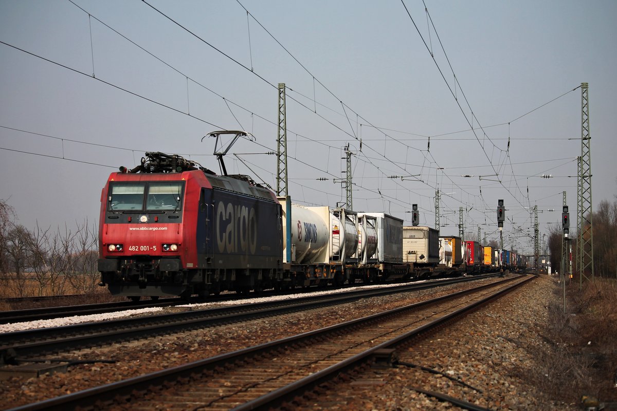 Re 482 001-5 am 18.03.2015 mit einem Containerzug zwischen den Gleisanlagen von Orschweier und fuhr gen Freiburg.
