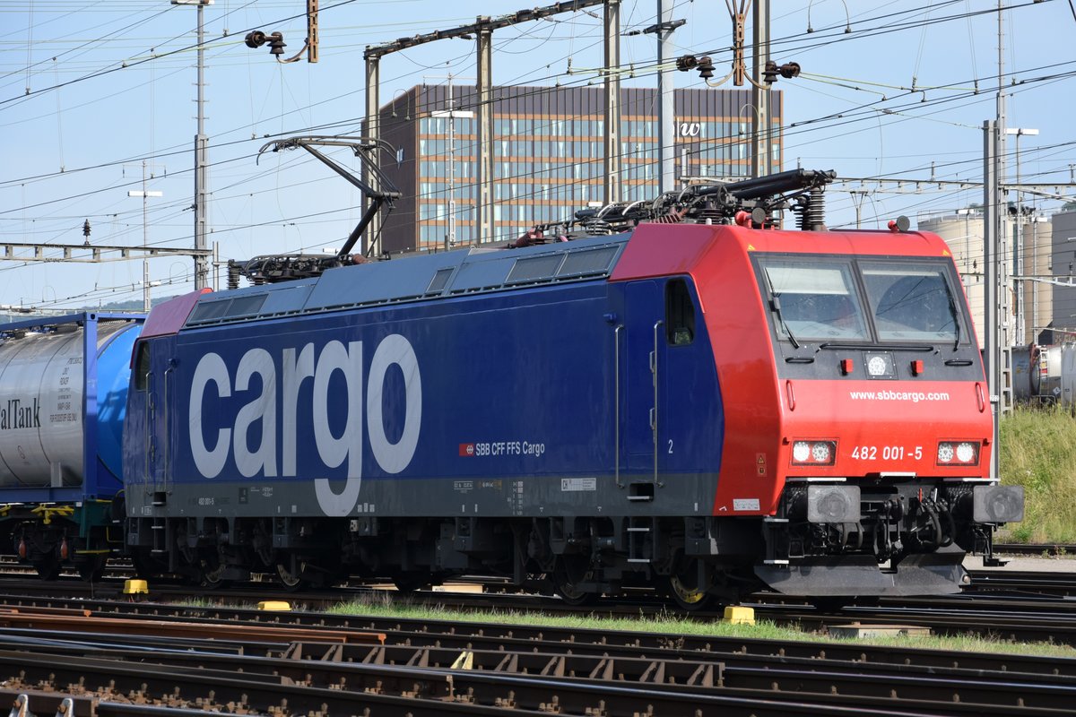 Re 482 001-5 bei der Ausfahrt aus Basel RB (Muttenz) am 10.06.2018 in Richtung Deutschland.