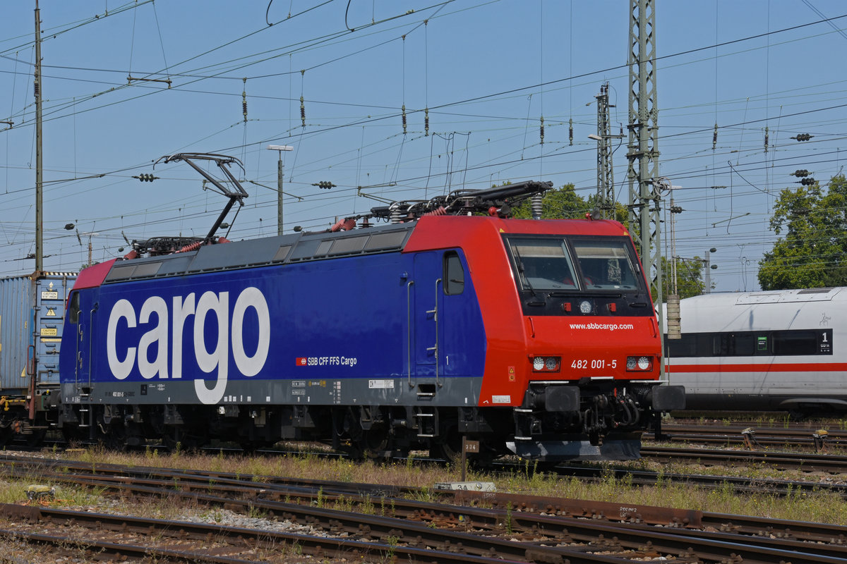 Re 482 001-5 durchfährt den badischen Bahnhof. Die Aufnahme stammt vom 10.09.2020.