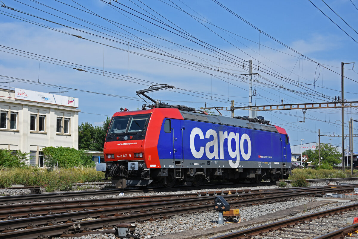 Re 482 001-5 durchfährt solo den Bahnhof Pratteln. Die Aufnahme stammt vom 23.07.2021.