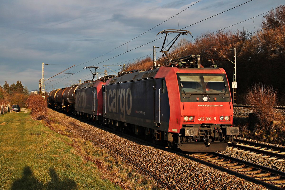 Re 482 001-5 zusammen am 22.12.2015 mit Re 482 005-6 und dem DGS 49069 (Ludwigshafen BASF Ubf - Muttenz) beim Abzweig Leutersberg kurz hinter Freiburg (Brsg) Rbf und fuhren ihrem Zielbahnhof entgegen.
