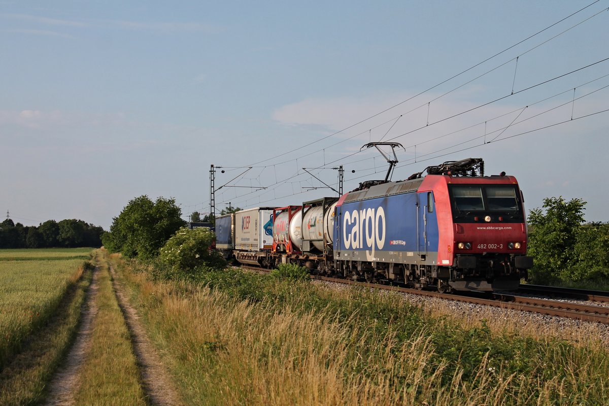 Re 482 002-3 am 11.06.2015 mit einem KLV südlich von Buggingen auf dem Weg in Richtung Schweizer Grenze.