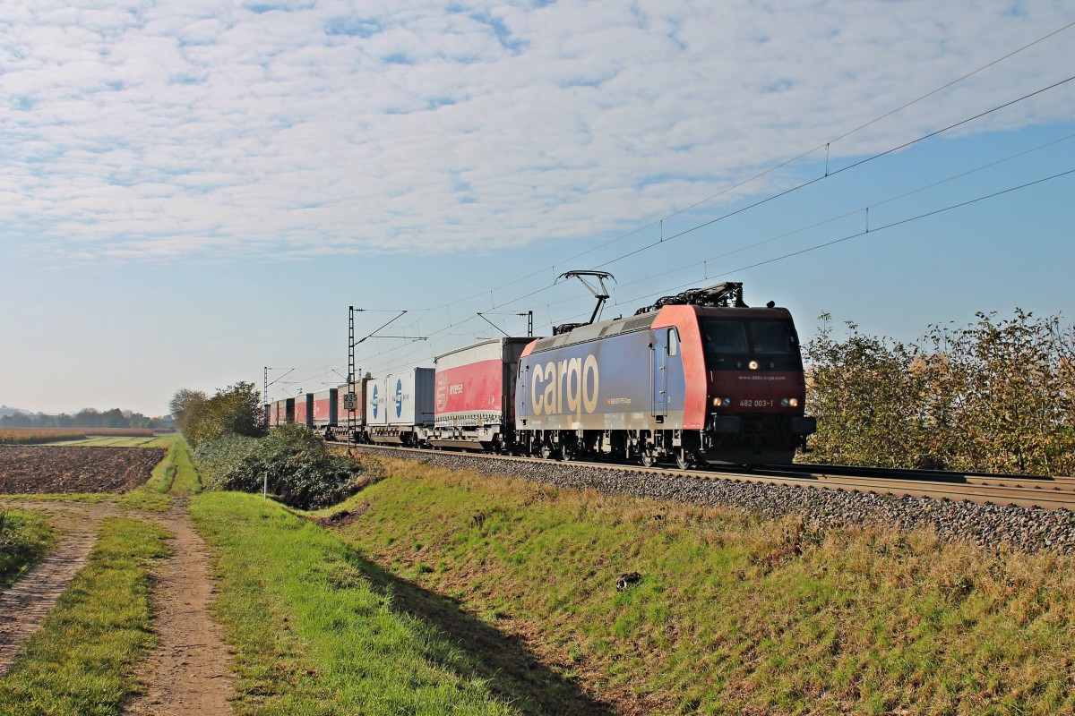Re 482 003-1 am 31.10.2014 mit einem Kistenzug nach Aachen West nördlich von Müllheim (Baden) bei Hügelheim und fuhr gen Freiburg.
