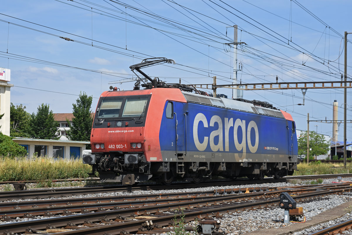 Re 482 003-1 durchfährt solo den Bahnhof Pratteln. Die Aufnahme stammt vom 19.07.2019.