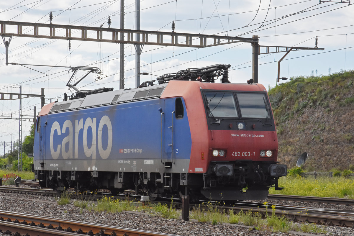 Re 482 003-1 durchfährt solo den Bahnhof Pratteln. Die Aufnahme stammt vom25.05.2020.