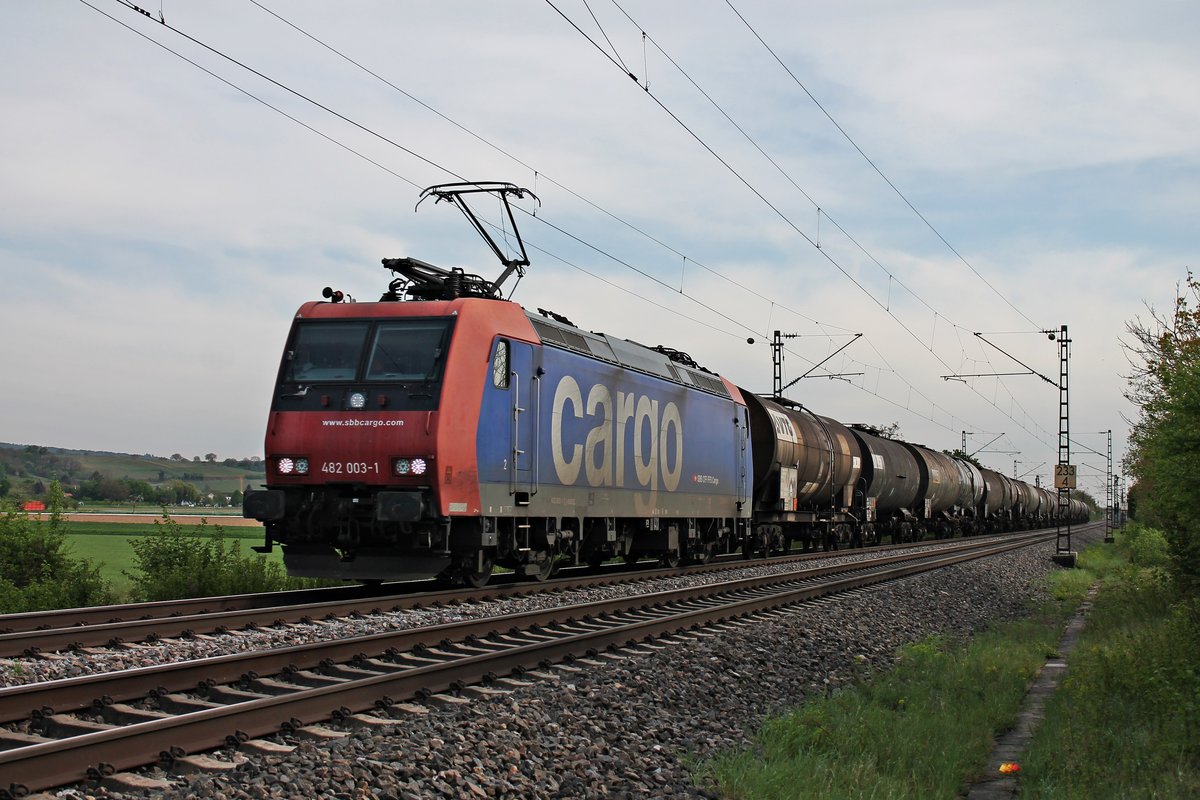 Re 482 003-1 mit dem DGS 48666 (Basel SBB RB - Hamburg Hohe Schaar), als sie am Abend des 21.04.2020 nördlich von Hügelheim über die Rheintalbahn durchs Makrgräflerland in RIchtung Buggingen fuhr.