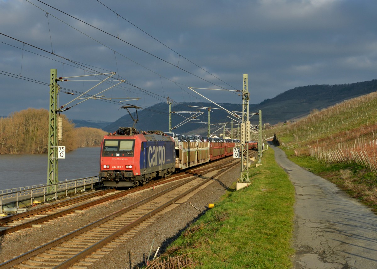 Re 482 003 mit einem Autozug am 16.02.2016 bei Lorch.