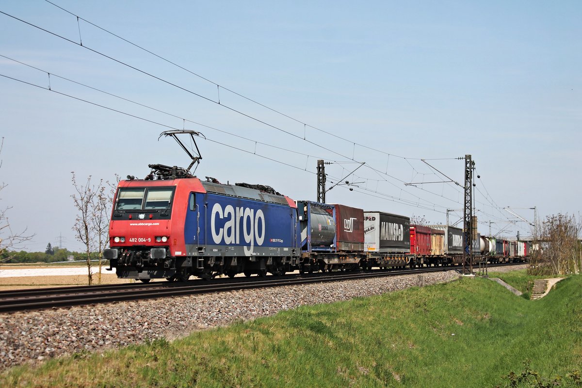 Re 482 004-9 am Mittag des 11.04.2017 mit einem bunten Containerzug bei Hügelheim und fuhr über die KBS 703 in Richtung Basel.