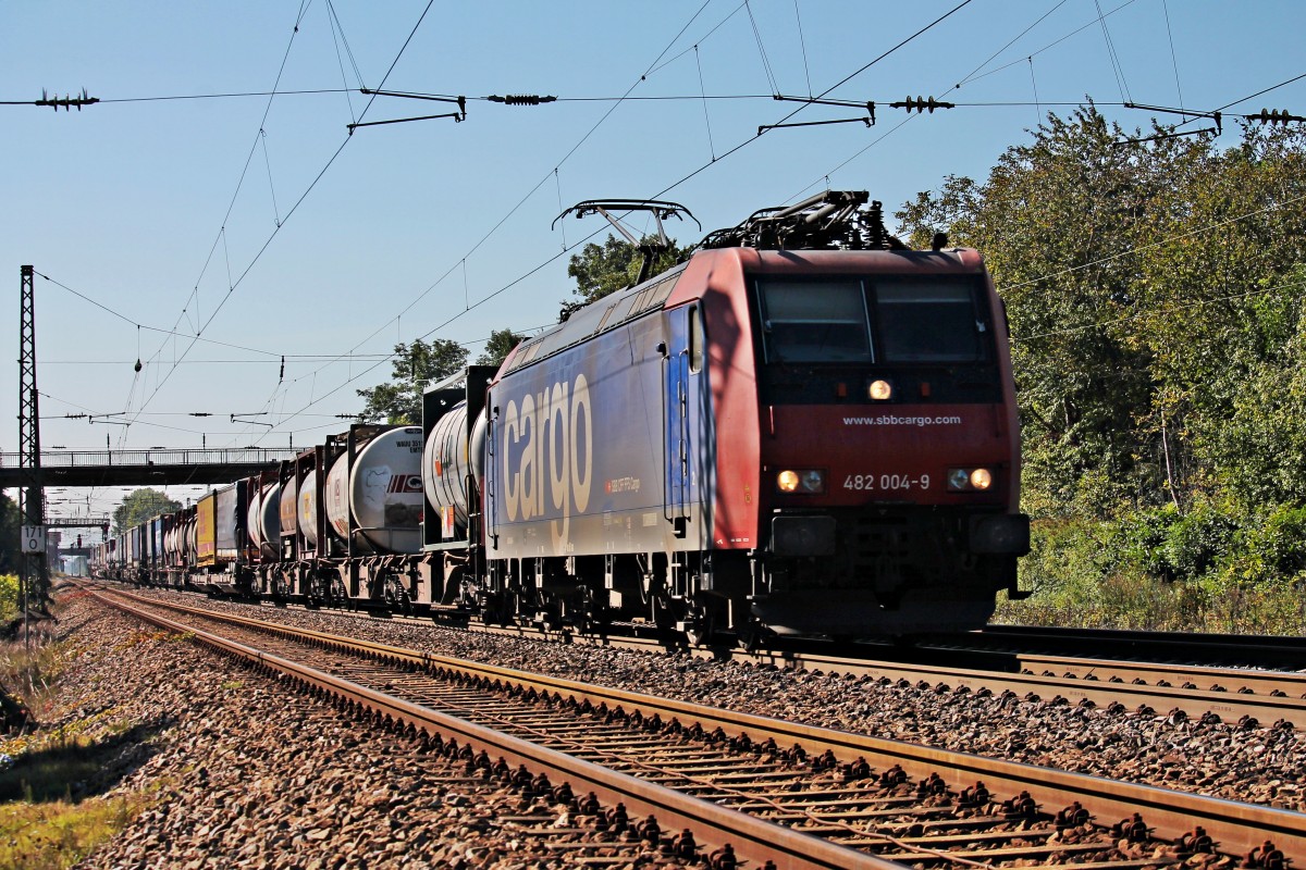 Re 482 004-9 fuhr durch Orschweier am 27.09.2014 mit einem Containerzug in Richtung Norden.