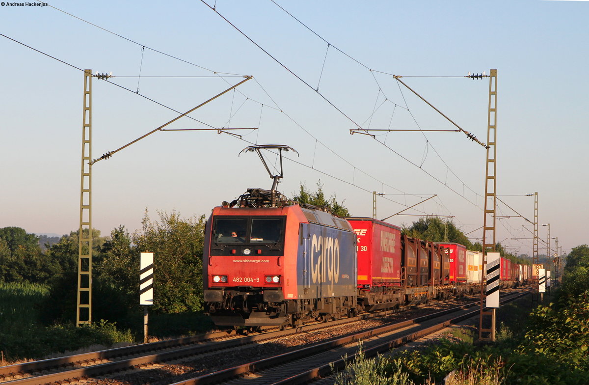 Re 482 004-9 mit einem KV Zug bei Köndringen 20.7.16