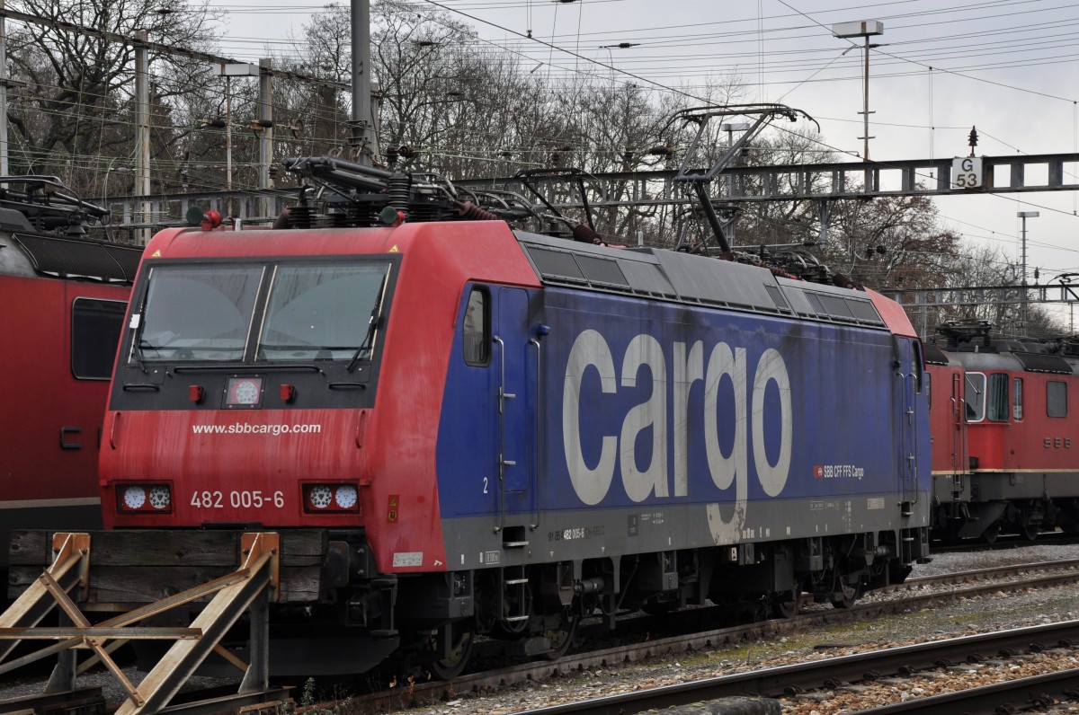 Re 482 005-6 beim Güterbahnhof in Muttenz. Die Aufnahme stammt vom 08.02.2014.