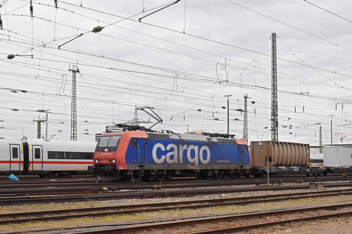 Re 482 005-6 durchfährt den badischen Bahnhof. Die Aufnahme stammt vom 08.11.2019.