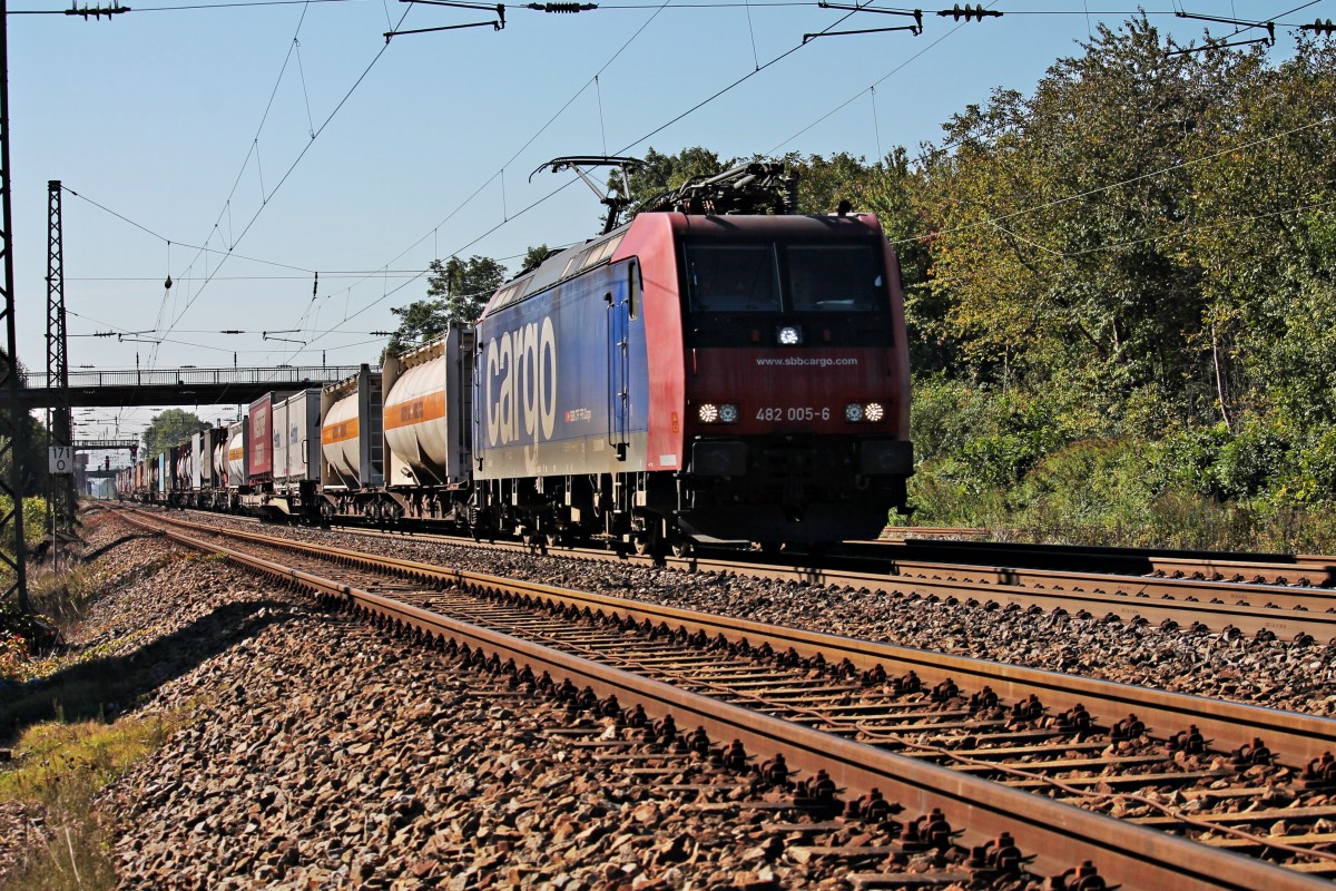 Re 482 005-6 fuhr am 27.09.2014 mit ihren LED´s und einem Containerzug gen Norden durch den Bahnhof Orschweier in Richtung Offenburg.