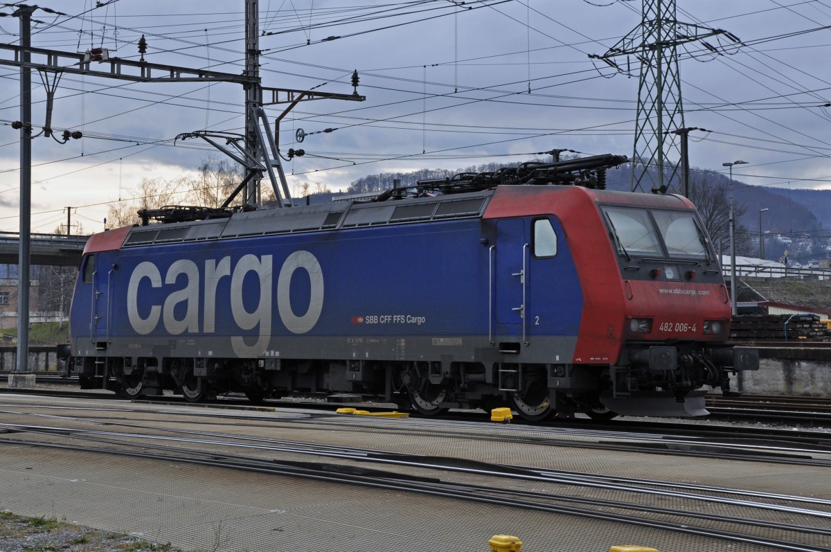 Re 482 006-4 am Güterbahnhof Muttenz. Die Aufnahme stammt vom 15.02.2014.