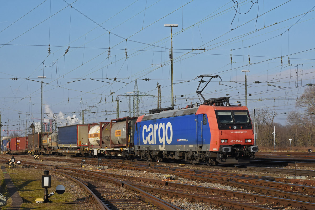 Re 482 006-4 durchfährt den badischen Bahnhof. Die Aufnahme stammt vom 23.01.2020.