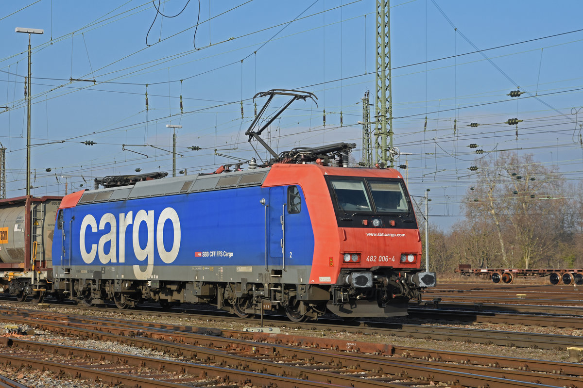 Re 482 006-4 durchfährt den badischen Bahnhof. Die Aufnahme stammt vom 23.01.2020.