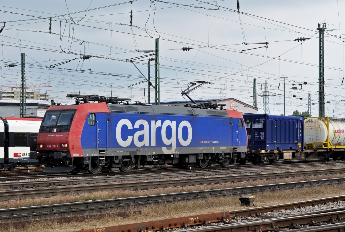 Re 482 006-4 durchfährt den Badischen Bahnhof. Die Aufnahme stammt vom 16.10.2015.