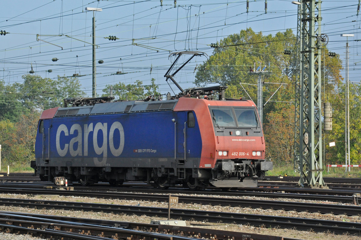 Re 482 006-4 durchfährt den Bahnhof Pratteln. Die Aufnahme stammt vom 22.10.2019.