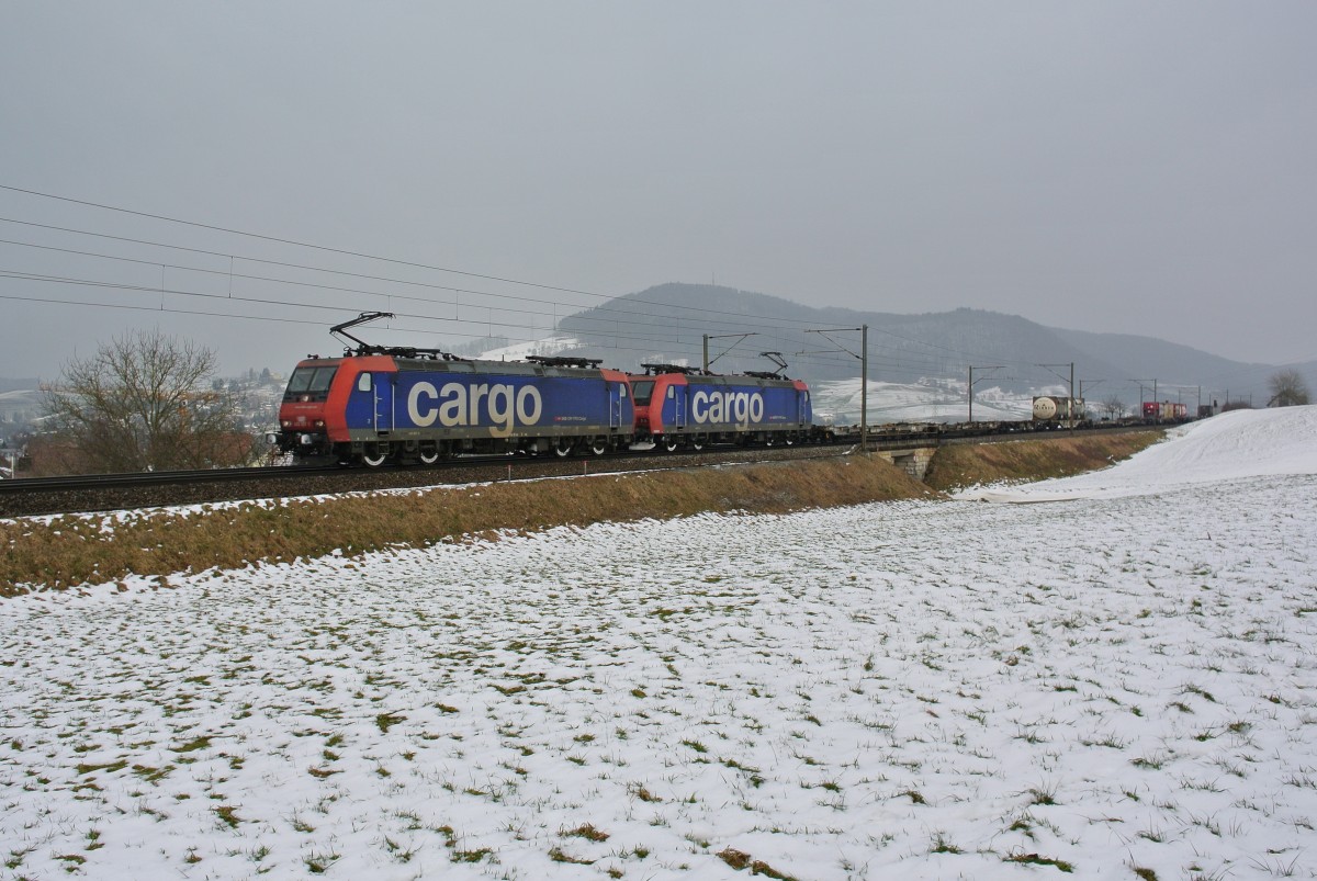 Re 482 007-2 und 482 002-9 oberhalb von Frick, 08.02.2015.