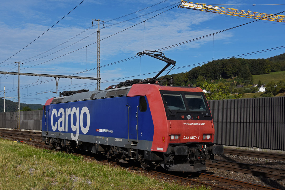 Re 482 007-2 durchfährt auf dem Nebengleis den Bahnhof Gelterkinden. Die Aufnahme stammt vom 25.08.2020.