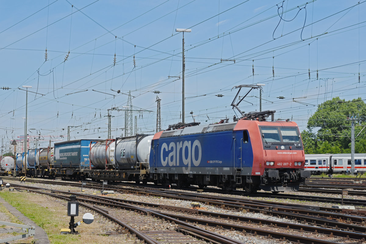 Re 482 007-2 durchfährt den badischen Bahnhof. Die Aufnahme stammt vom 27.05.2020.