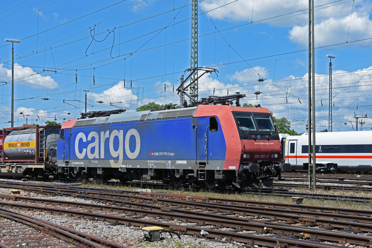 Re 482 007-2 durchfährt den badischen Bahnhof. Die Aufnahme stammt vom 10.06.2022.