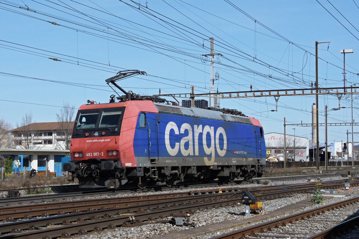 Re 482 007-2 durchfährt solo den Bahnhof Pratteln. Die Aufnahme stammt vom 29.03.2021.
