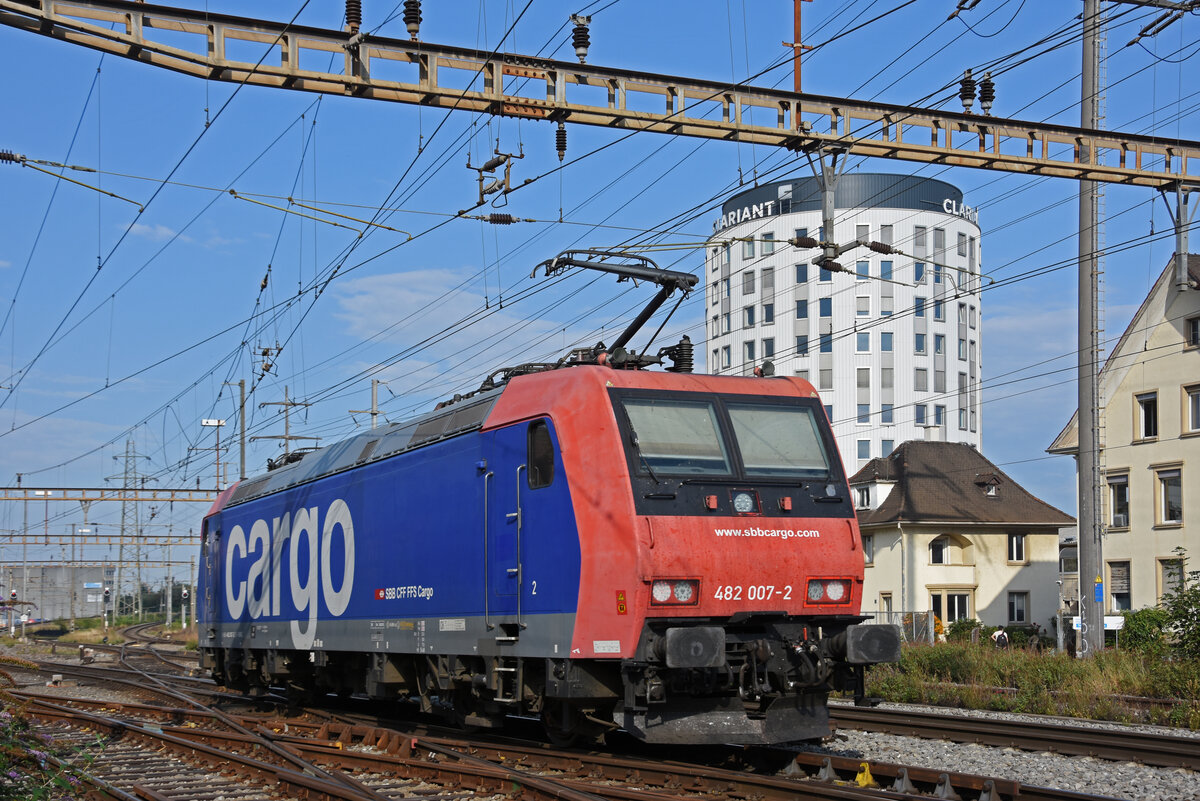 Re 482 007-2 durchfährt solo den Bahnhof Pratteln. Die Aufnahme stammt vom 09.09.2021.