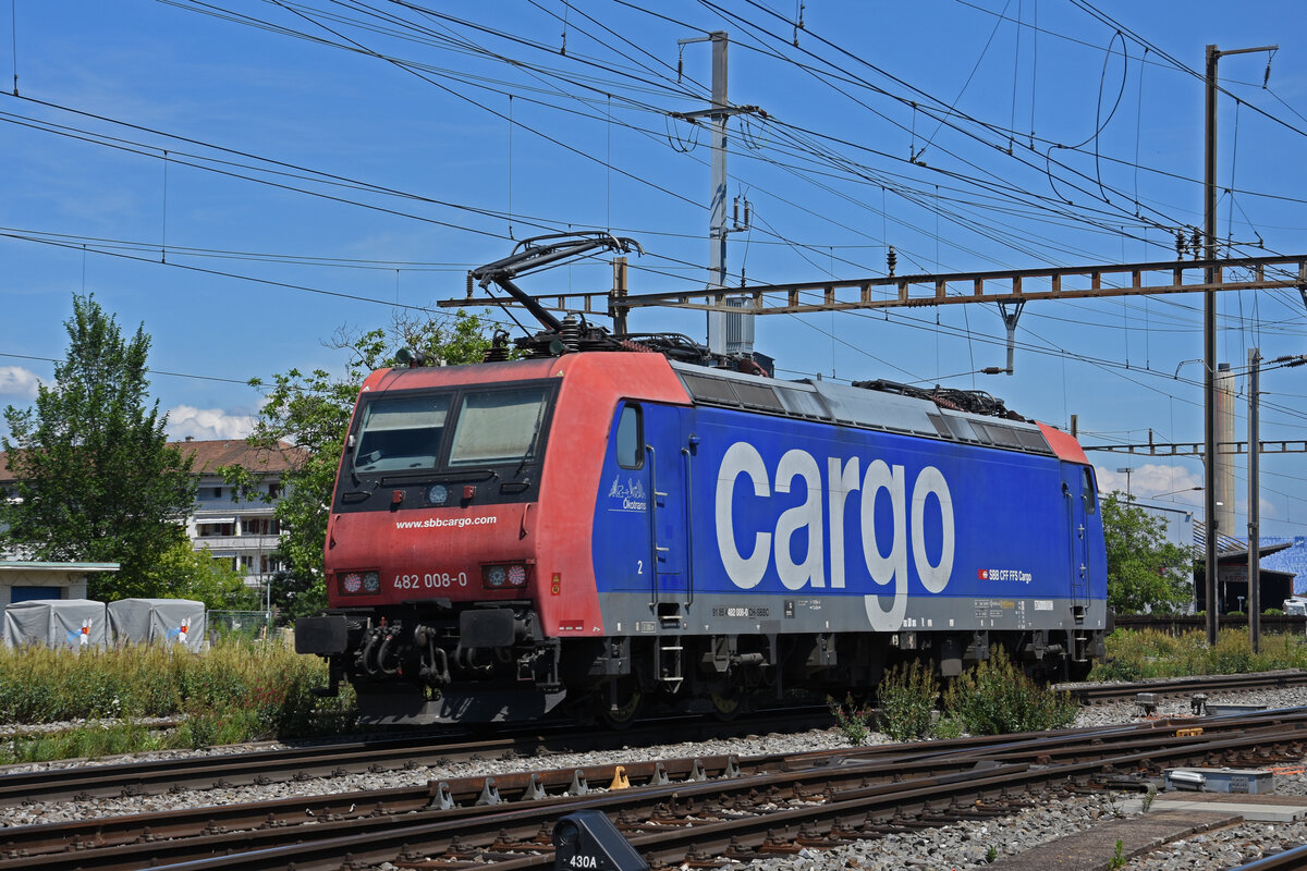 Re 482 008-0 durchfährt am 06.07.2022 solo den Bahnhof Pratteln.