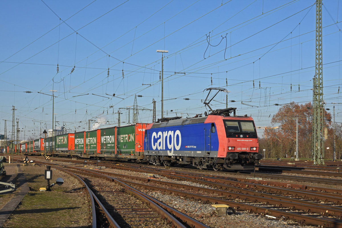 Re 482 008-0 durchfährt den badischen Bahnhof. Die Aufnahme stammt vom 12.12.2018.