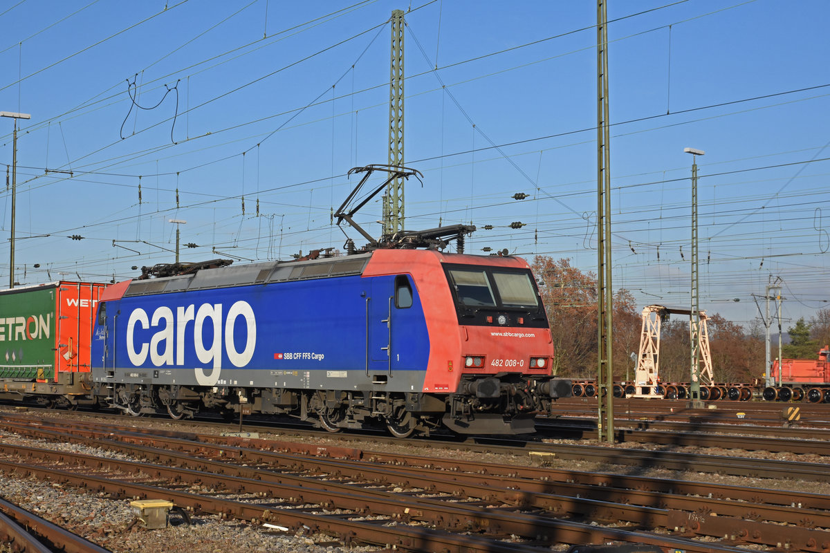 Re 482 008-0 durchfährt den badischen Bahnhof. Die Aufnahme stammt vom 12.12.2018.