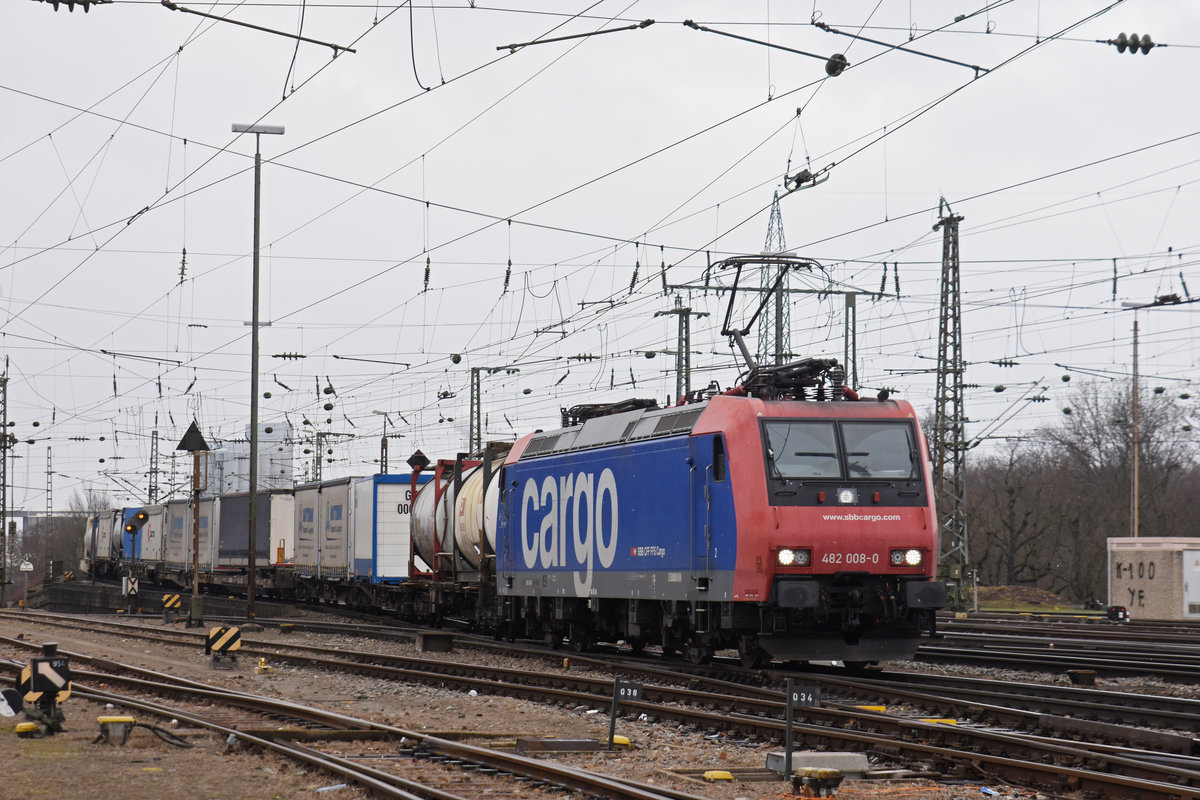 Re 482 008-0 durchfährt den badischen Bahnhof. Die Aufnahme stammt vom 10.01.2019.