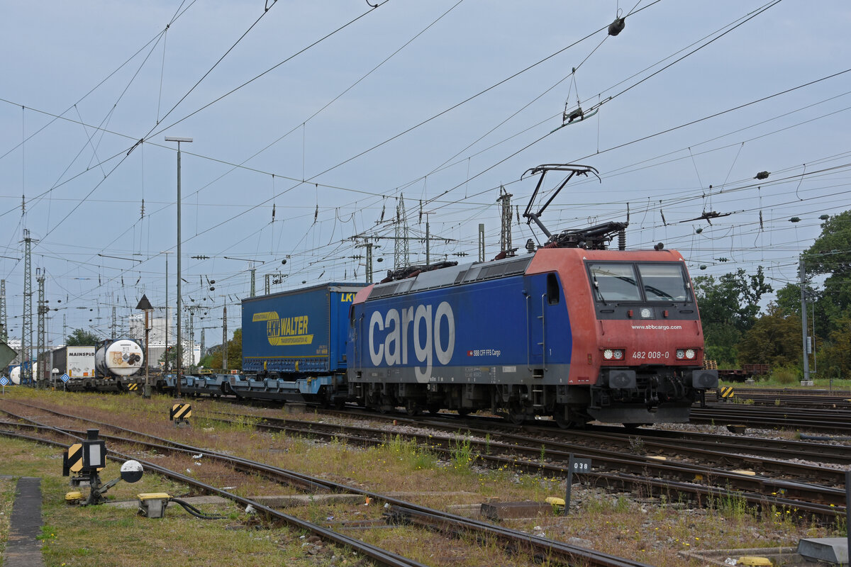 Re 482 008-0 durchfährt den badischen Bahnhof. Die Aufnahme stammt vom 10.09.2021.