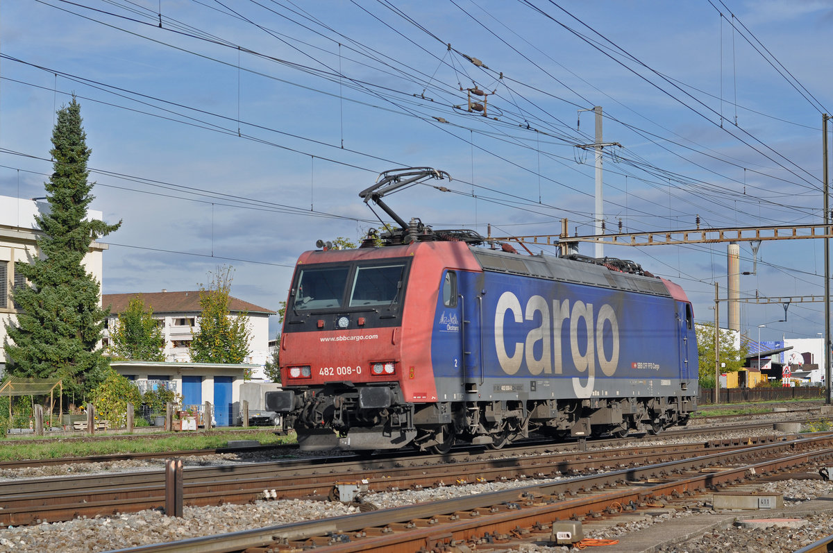 Re 482 008-0 durchfährt den Bahnhof Pratteln. Die Aufnahme stammt vom 10.10.2017.