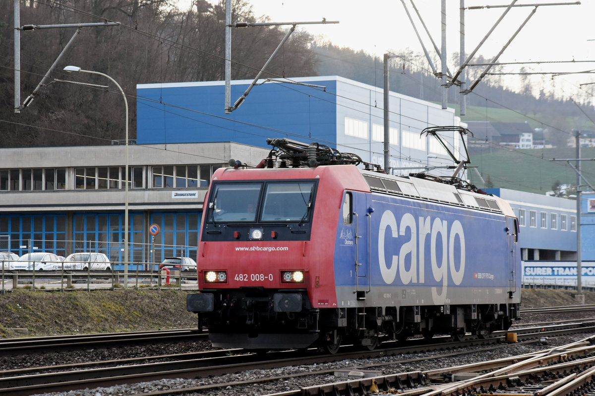 Re 482 008-0 durchfährt den Bahnhof Lausen. Die Aufnahme stammt vom 16.01.2019.