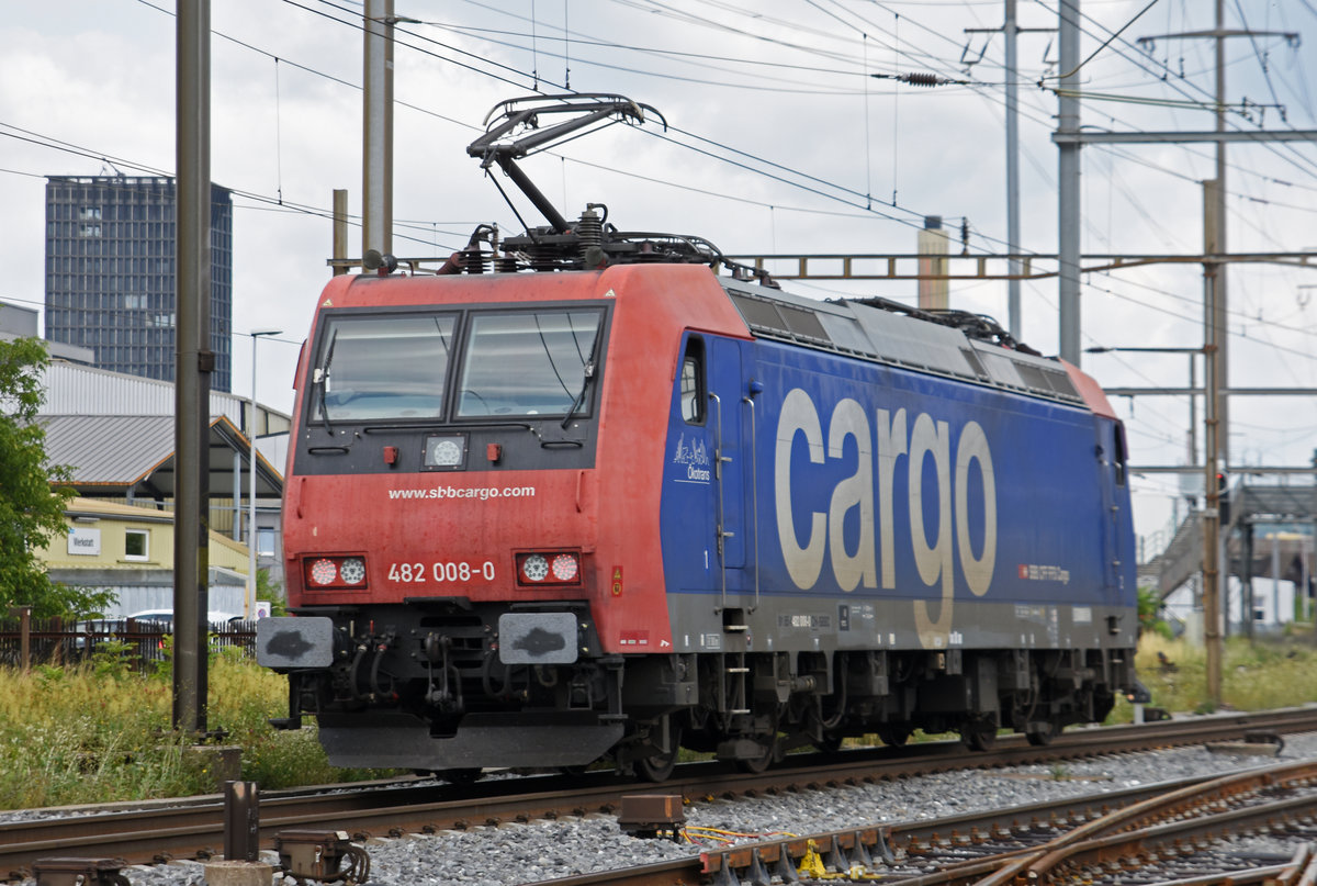 Re 482 008-0 durchfährt solo den Bahnhof Pratteln. Die Aufnahme stammt vom 15.07.2019.