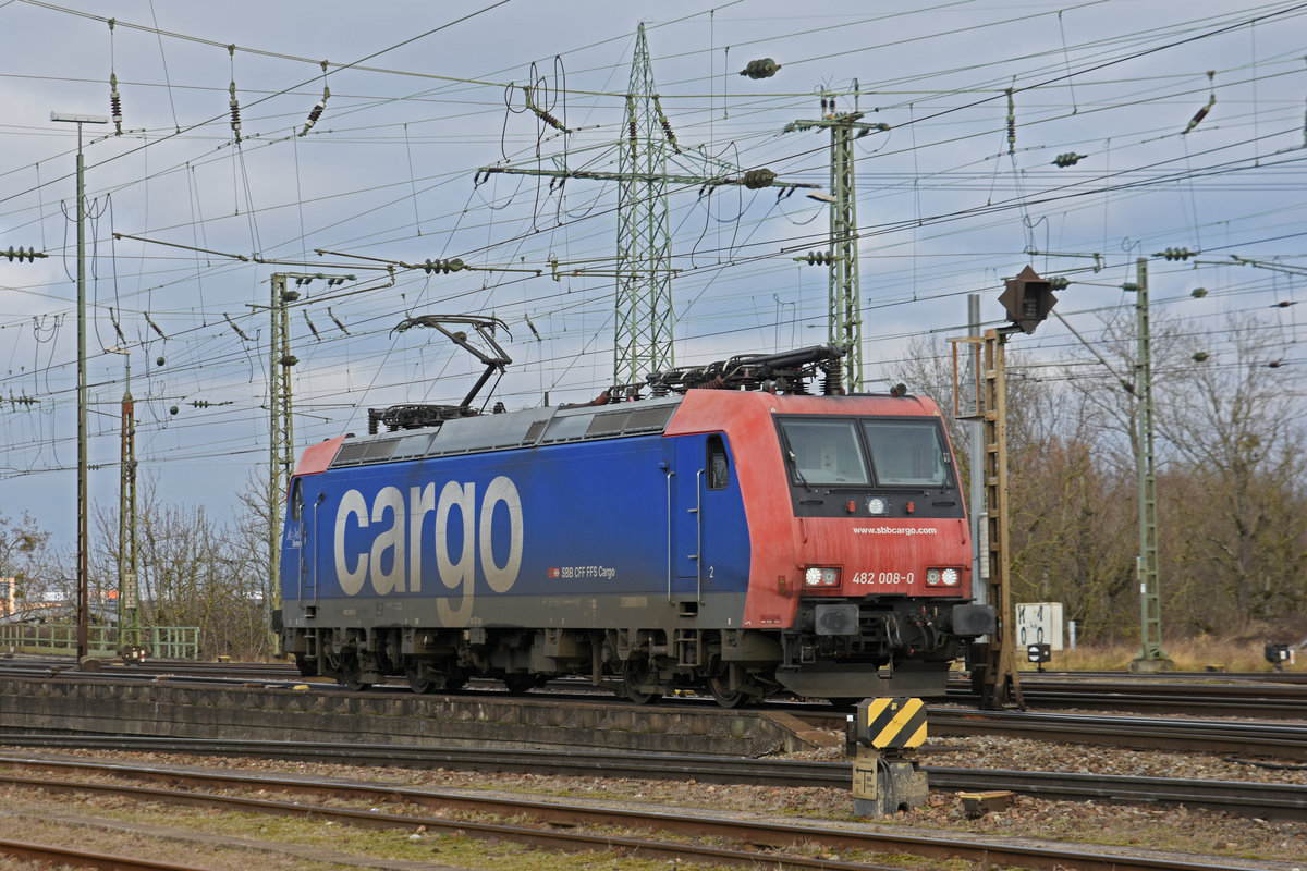 Re 482 008-0 durchfährt solo den badischen Bahnhof. Die Aufnahme stammt vom 12.01.2020.
