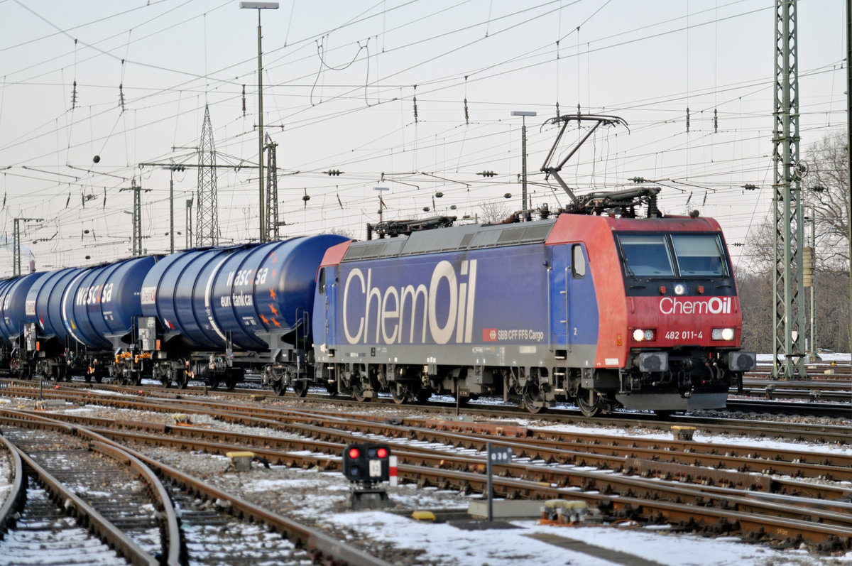 Re 482 011-4 durchfährt den Badischen Bahnhof. Das abzweigende Gleis führt auf einen Parkplatz, von wo aus auch diese Aufnahme am 18.01.2017 entstand.