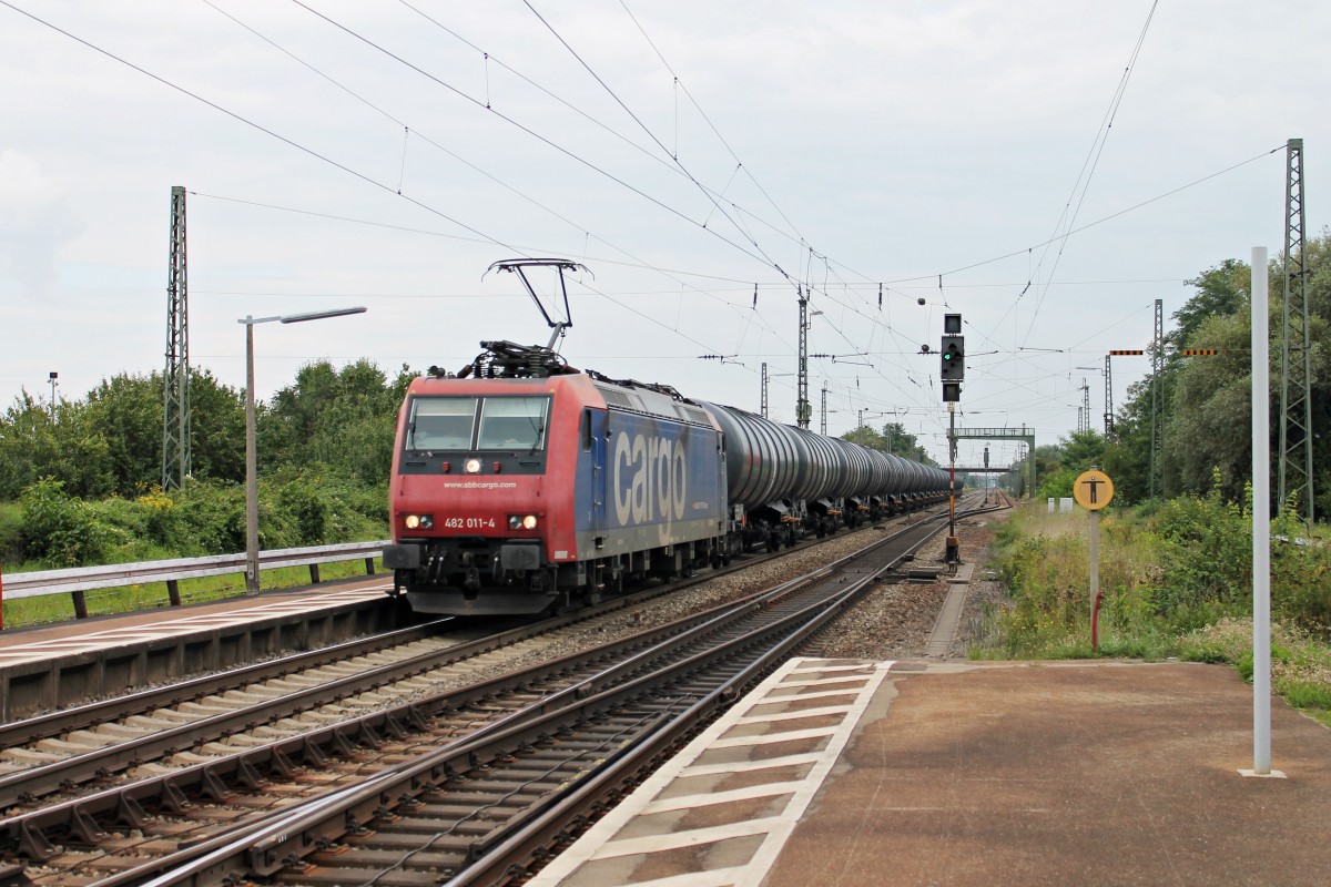 Re 482 011-4 von SBB Cargo am 02.09.2014 miut einem Kesselwagenzug in Orschweier und fuhr in Richtung Freiburg.