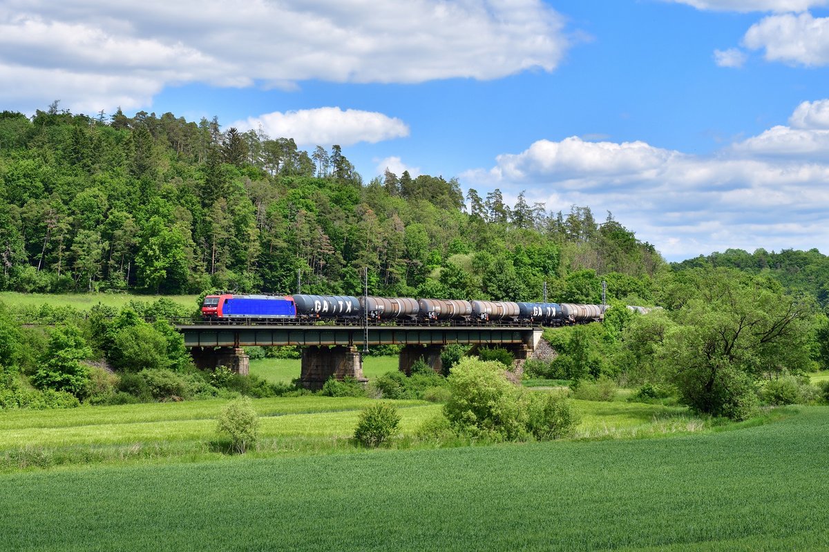 Re 482 011 mit einem Kesselzug am 27.05.2020 bei Dietfurt.