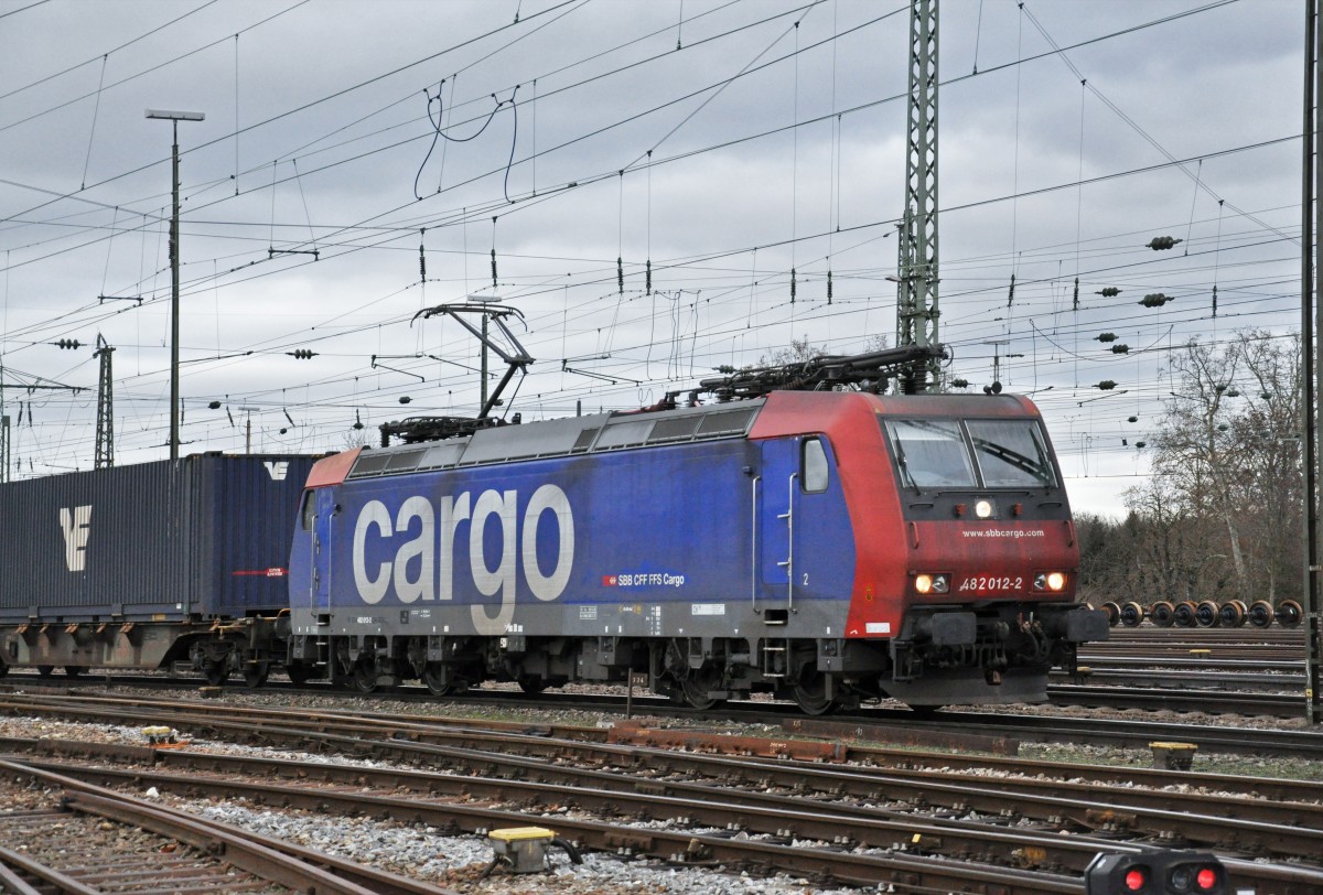 Re 482 012-2 durchfährt den Badischen Bahnhof. Die Aufnahme stammt vom 20.12.2014.
