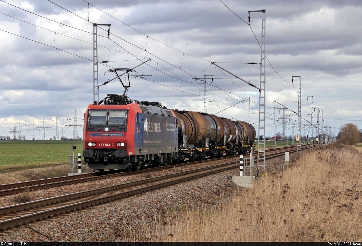 Re 482 013-0  Alpäzähmer.  fährt - modellbahngerecht - mit fünf Kesselwagen in Peißen Richtung ZBA Halle (Saale) vorüber.

🧰 SBB Cargo AG, vermietet an die SBB Cargo International AG
🚩 Bahnstrecke Halle–Cottbus (KBS 219)
🕓 6.3.2021 | 14:46 Uhr