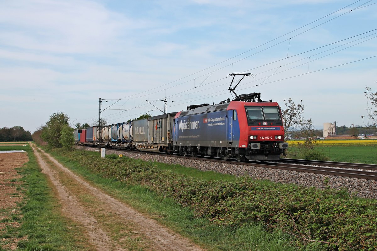 Re 482 013-0  Alpäzähmer  fuhr mit einem Containerzug nach Italien, welchen sie bis Basel SBB RB bespannte, am Abend des 21.04.2020 südlich von Buggingen über die KBS 702 durchs Rheintal in Richtung Müllheim (Baden).