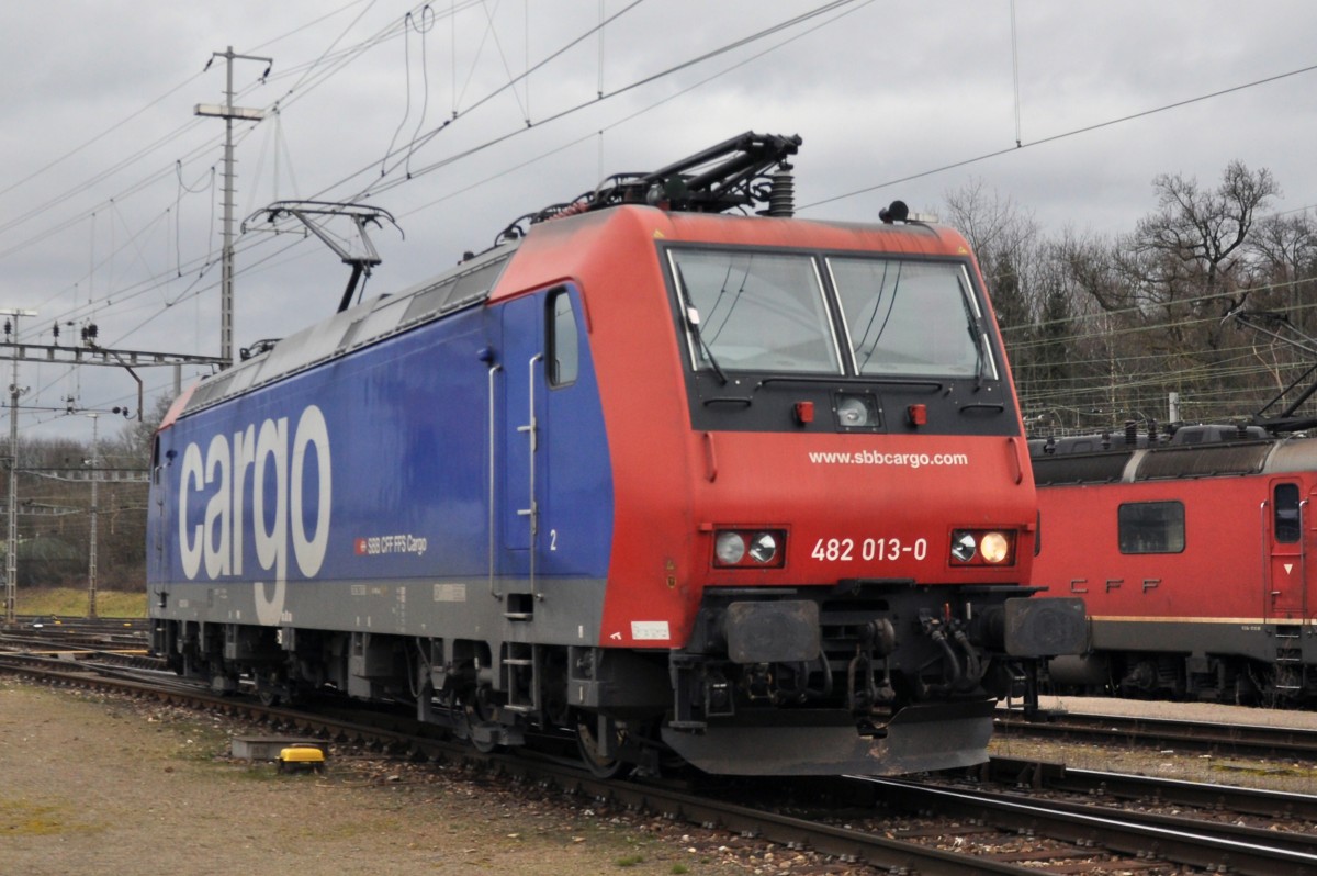 Re 482 013-0 am Güterbahnhof Muttenz. Die Aufnahme stammt vom 15.02.2014.