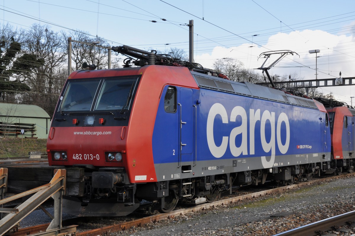 Re 482 013-0 beim Güterbahnhof in Muttenz. Die Aufnahme stammt vom 27.01.2014.