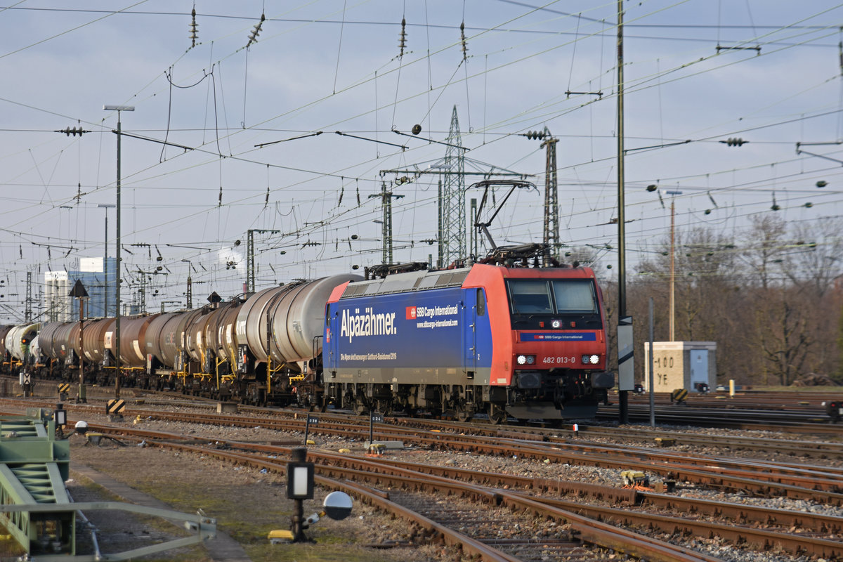 Re 482 013-0 durchfährt den badischen Bahnhof. Die Aufnahme stammt vom 04.02.2019.
