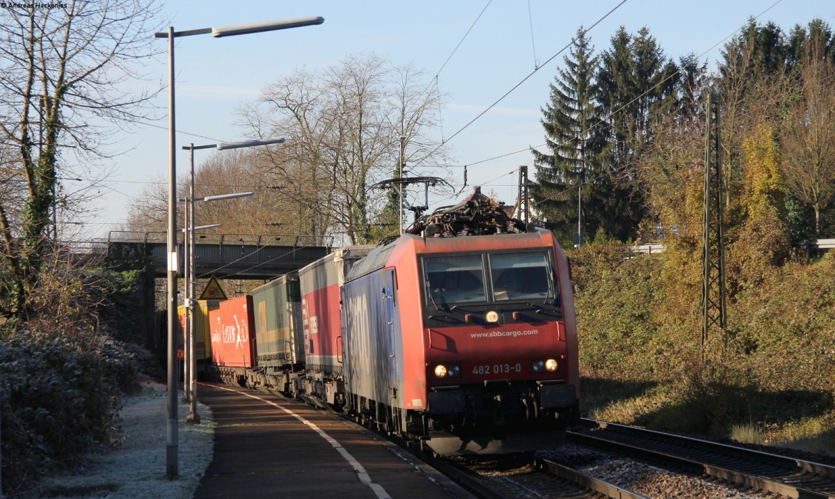 Re 482 013-0 mit dem DGS 43682 (Novara-Kl Eifeltor) in Schallstadt 27.11.13