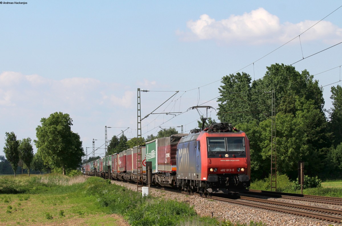 Re 482 013-0 mit dem DGS 43741 (Köln Eifeltor-Novara) bei Riegel 21.5.15