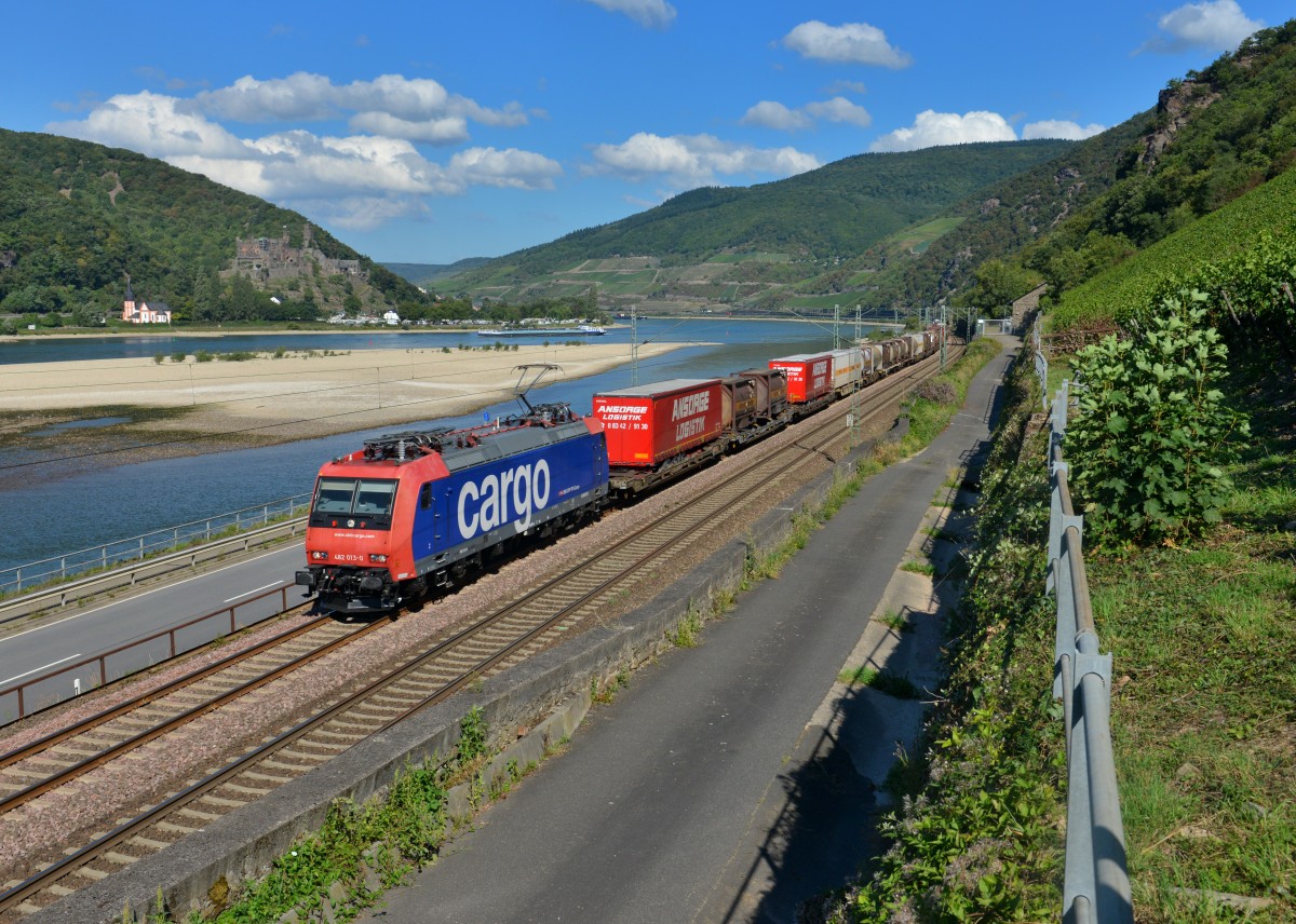 Re 482 013 mit einem KLV am 10.09.2015 bei Assmannshausen. 