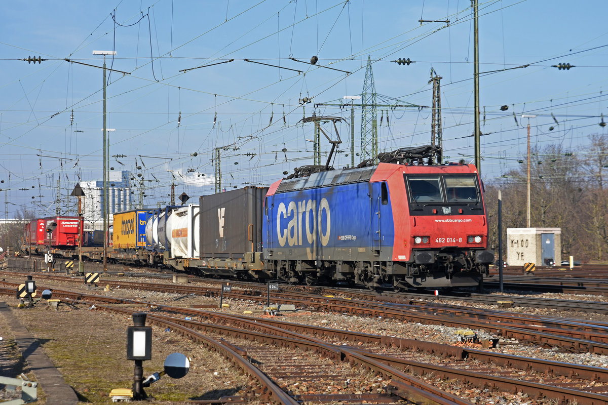 Re 482 014-8 durchfährt den badischen Bahnhof. Die Aufnahme stammt vom 05.02.2019.